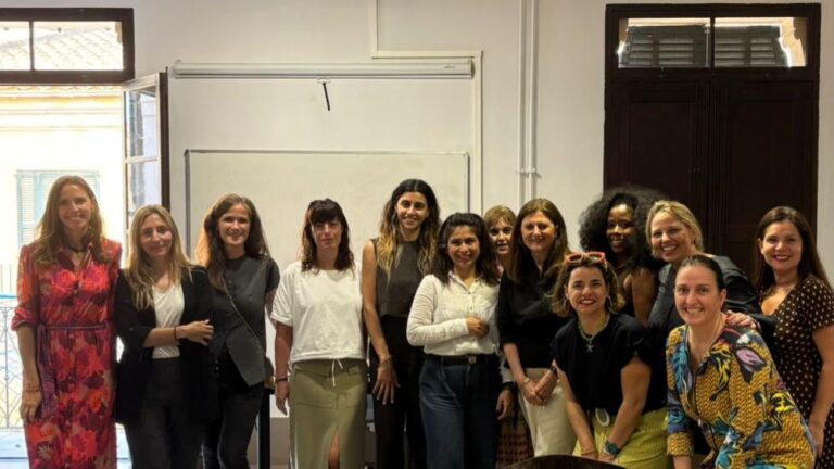 Grupo de mujeres en el foro para promover la igualdad profesional