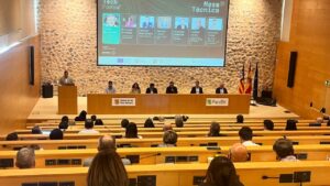 Panel de expertos en el Green Tech Forum discutiendo sobre tecnolog&iacute;a y sostenibilidad en el turismo.