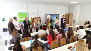 Grupo de personas en la inauguraci&oacute;n de Adema con alumnos y docentes