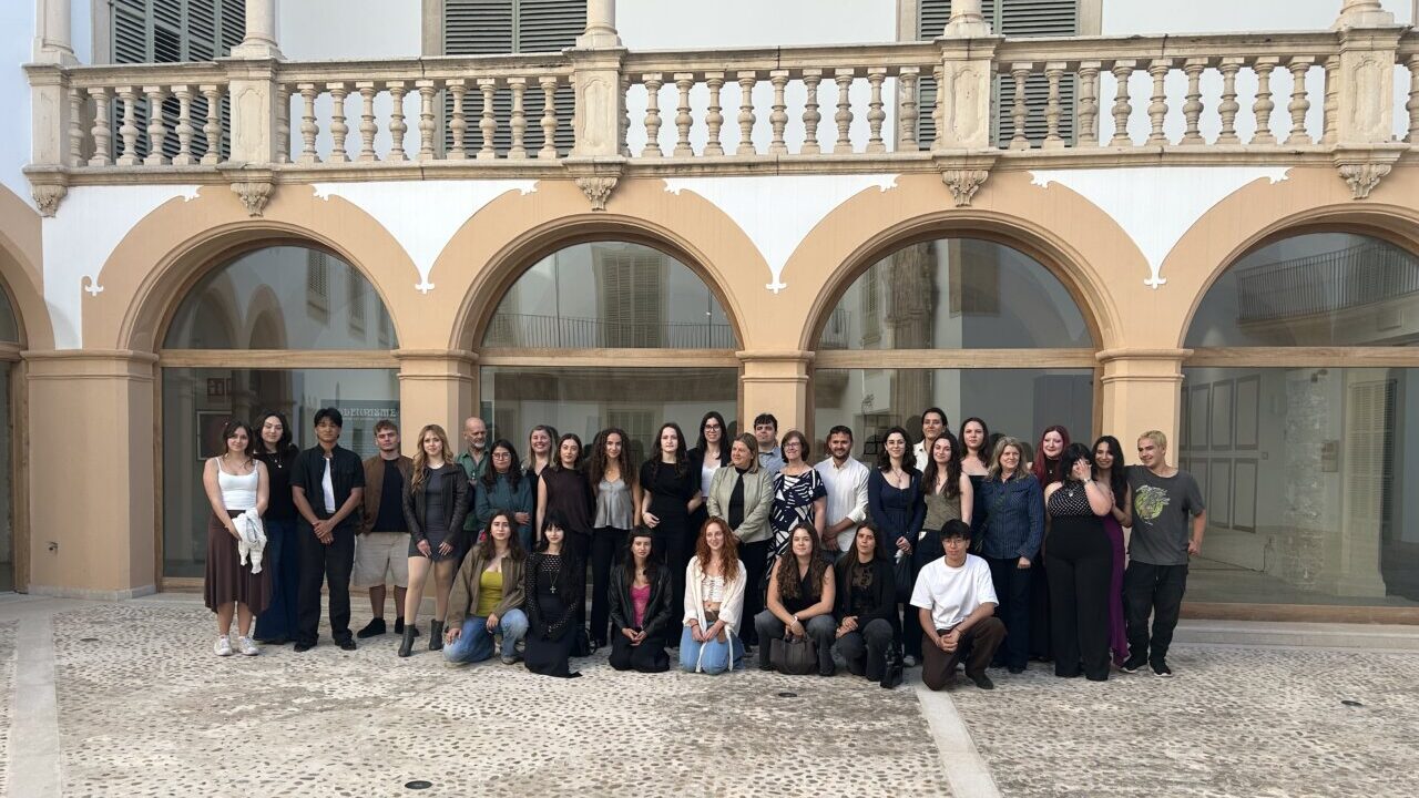 Grupo de estudiantes y docentes en el Museu de Mallorca