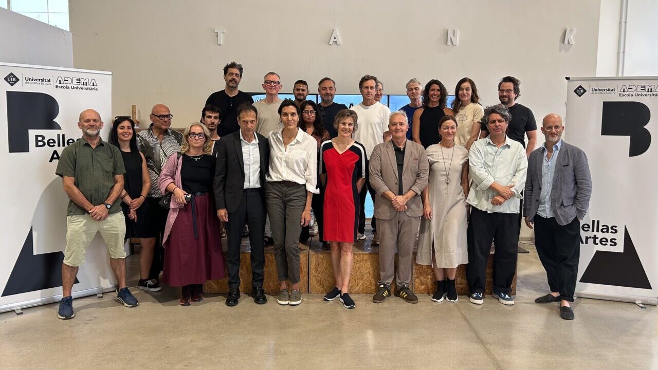 Grupo de personas en evento de universidades de Europa y Estados Unidos