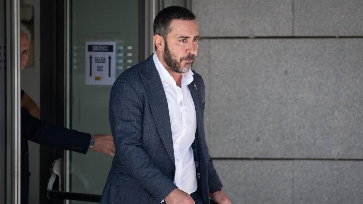 El empresario V&iacute;ctor de Aldama a su salida de la Audiencia Nacional, a 21 de mayo de 2026, en Madrid.
