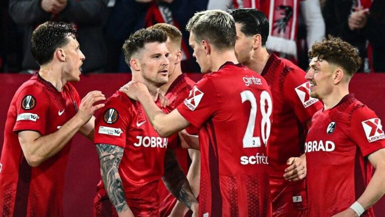 Jugadores del Friburgo celebrando un gol en la semifinal de la Europa League
