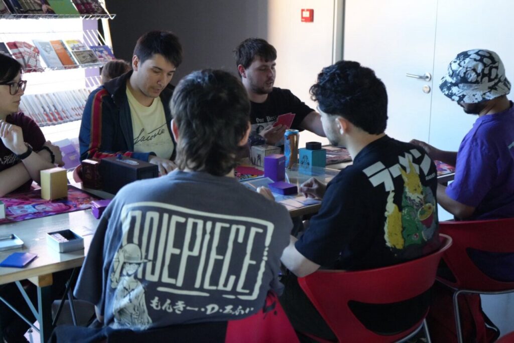 Grupo de j&oacute;venes participando en actividades de juegos de cartas en Calvi&agrave;