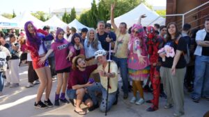 Grupo de j&oacute;venes disfrazados en el D&iacute;a del Orgullo Friki en Calvi&agrave;