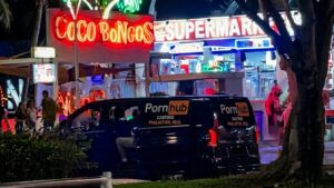 Cazada una furgoneta con el logo de 'Pornhub' recorriendo Magaluf