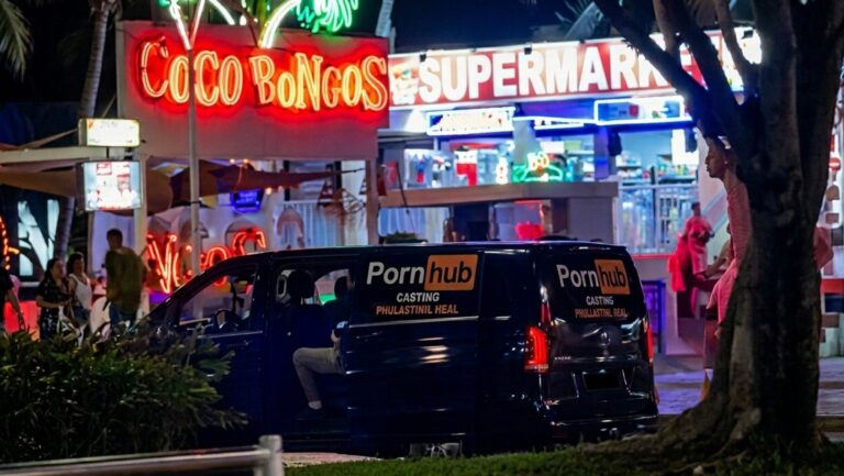 Cazada una furgoneta con el logo de 'Pornhub' recorriendo Magaluf