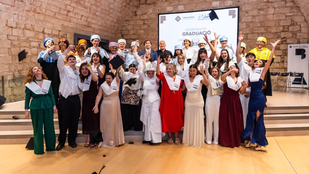 Ceremonia de graduaci&oacute;n de estudiantes de Bellas Artes en ADEMA