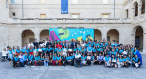 Grupo de estudiantes graduados de FP en ADEMA celebrando en Palma