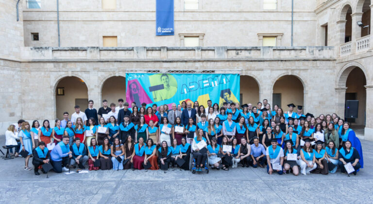 Grupo de estudiantes graduados de FP en ADEMA celebrando en Palma
