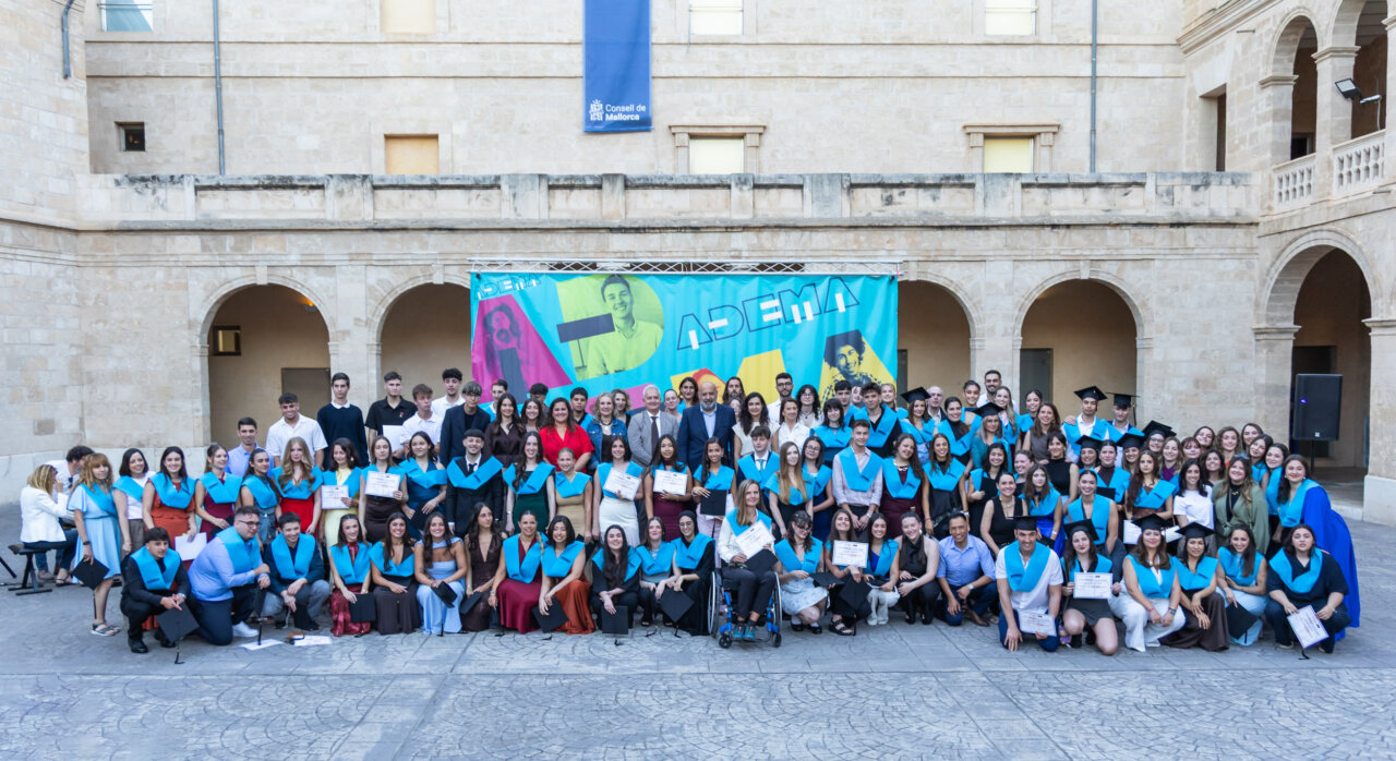 Grupo de estudiantes graduados de FP en ADEMA celebrando en Palma