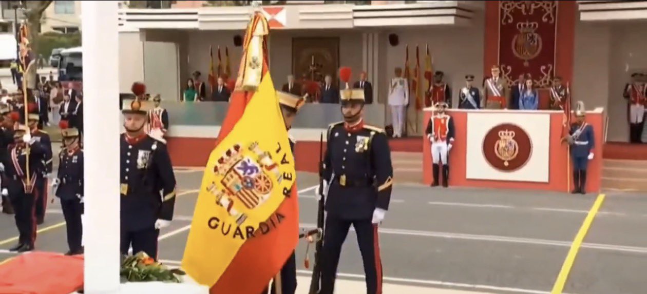 Cuatro soldados de la Guardia Real sosteniendo la bandera durante un desfile en Vigo