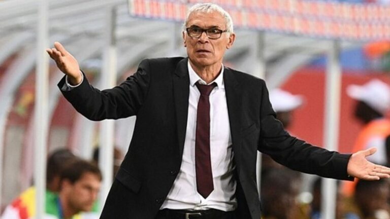 Héctor Cúper dirigiendo un partido de fútbol con expresión de sorpresa