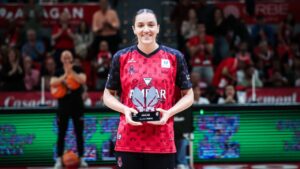 Helena Pueyo sosteniendo un trofeo en la cancha del Casademont Zaragoza