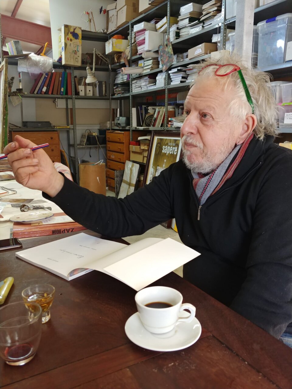 Horacio Sapere en su estudio con una taza de caf&eacute; y un cuaderno