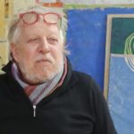 Horacio Sapere en su estudio con obras de fondo