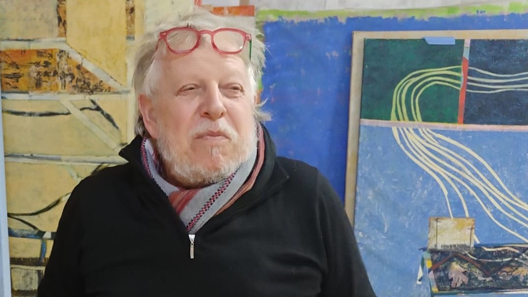 Horacio Sapere en su estudio con obras de fondo