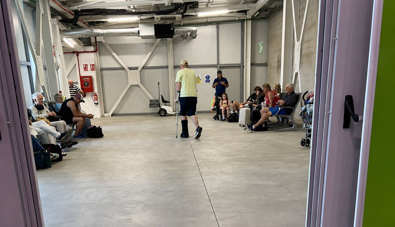 Pasajeros esperando asistencia en el aeropuerto de Palma de Mallorca durante una huelga.