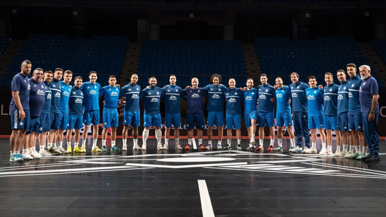 Equipo Illes Balears Palma Futsal posando en la cancha