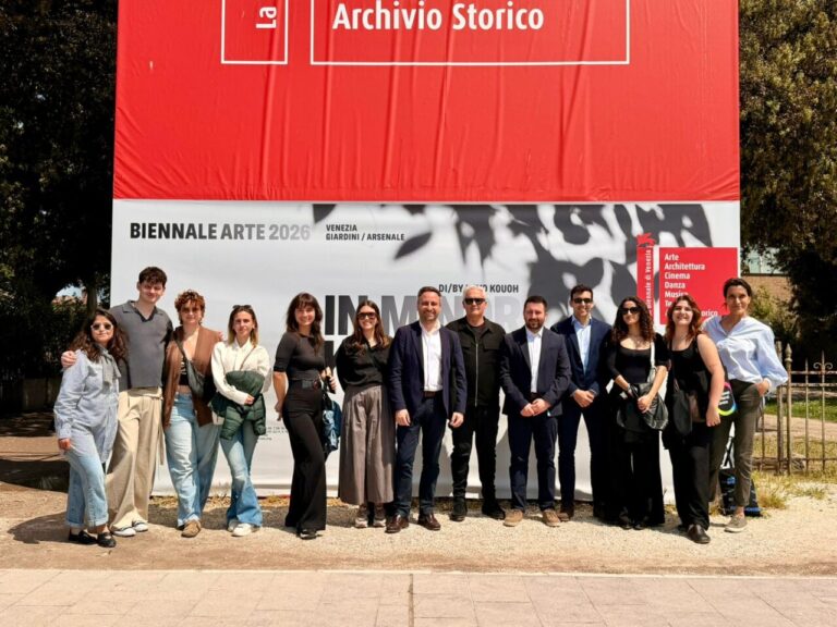 Grupo de estudiantes en la inauguraci&oacute;n de la Bienal de Venecia 2026