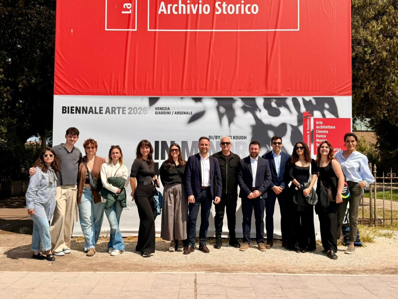 Grupo de estudiantes en la inauguraci&oacute;n de la Bienal de Venecia 2026