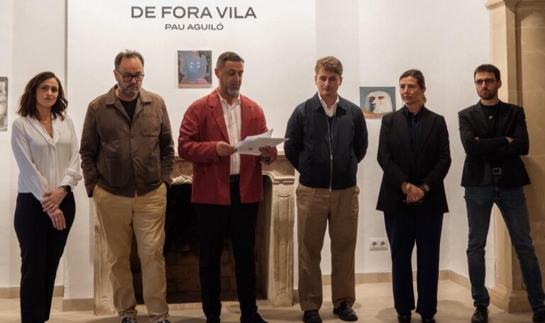 Santany&iacute; ha inaugurado dos exposiciones que exploran el regreso a Mallorca tras a&ntilde;os viviendo fuera