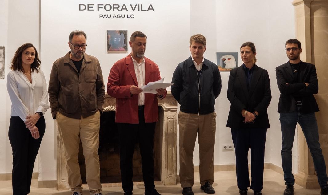 Santany&iacute; ha inaugurado dos exposiciones que exploran el regreso a Mallorca tras a&ntilde;os viviendo fuera