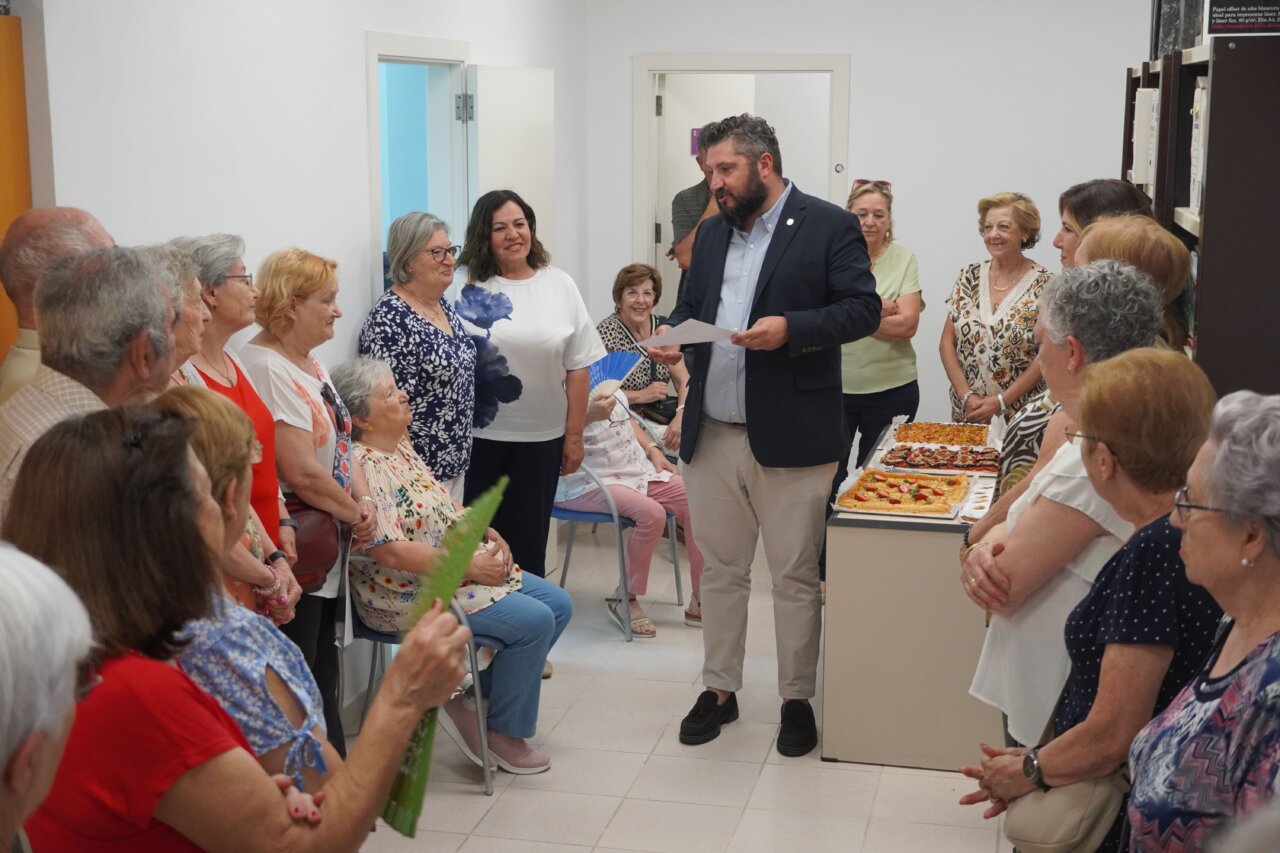 Inauguración de la nueva oficina de atención a la Gent Gran en Marratxí con varias personas mayores presentes.