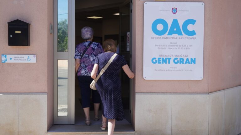Dos mujeres mayores entrando a la nueva oficina de atenci&oacute;n a la Gent Gran en Marratx&iacute;