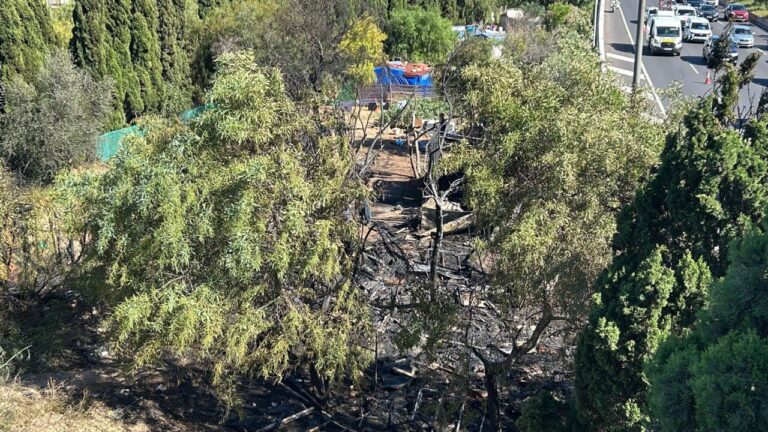 Vista del incendio en un asentamiento de chabolas junto a la vía de cintura