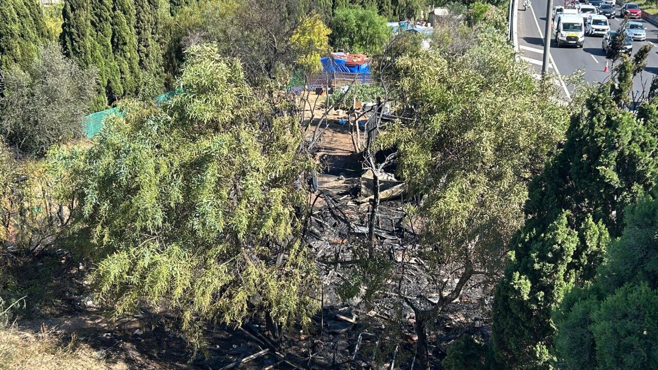 Vista del incendio en un asentamiento de chabolas junto a la v&iacute;a de cintura
