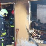 Bomberos extinguiendo un incendio en un edificio abandonado en Cala Millor