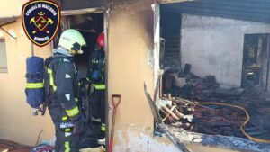 Bomberos extinguiendo un incendio en un edificio abandonado en Cala Millor