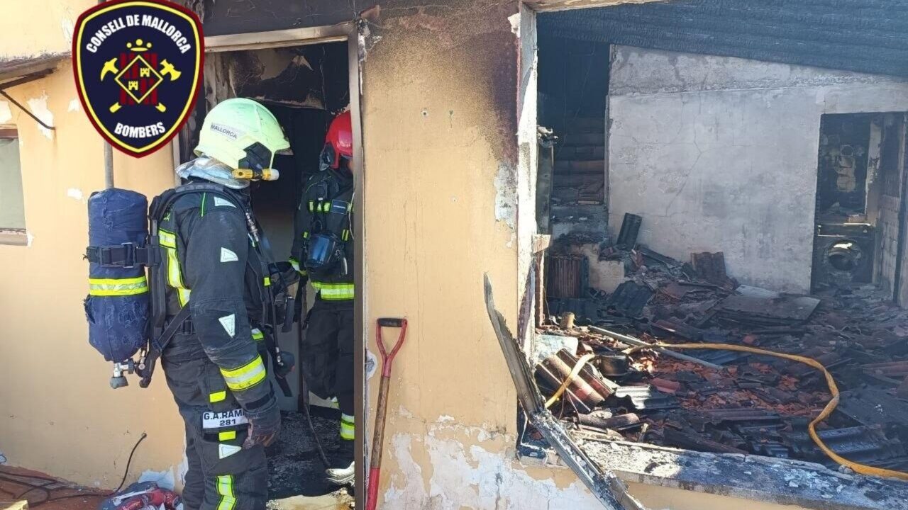 Bomberos extinguiendo un incendio en un edificio abandonado en Cala Millor