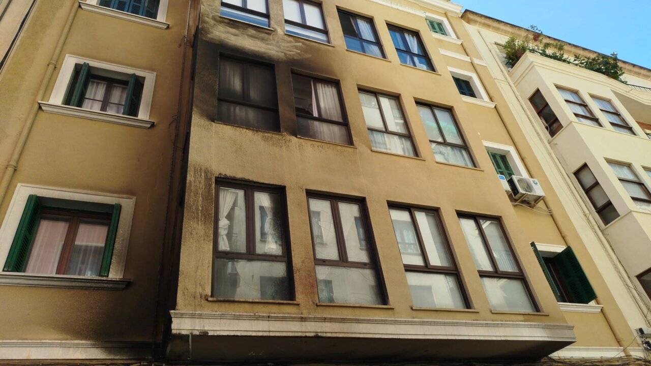 Tres motos quemadas y fachada dañada por incendio en Palma