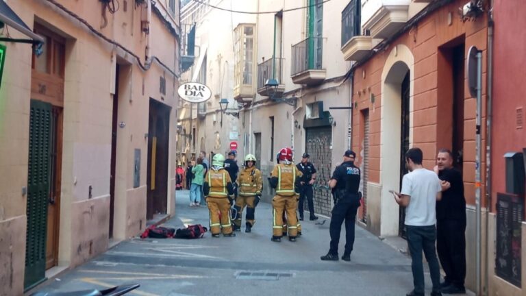 Bomberos y polic&iacute;as en la calle tras incendio en restaurante en Palma