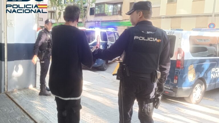 Un hombre detenido por la policía tras agredir con un palo de golf.