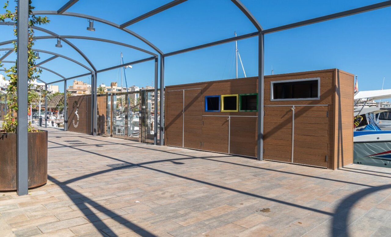 Vista de una marina moderna con instalaciones y barcos en el puerto