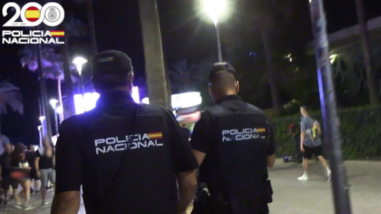 Agentes de la Polic&iacute;a Nacional en Playa de Palma durante una intervenci&oacute;n