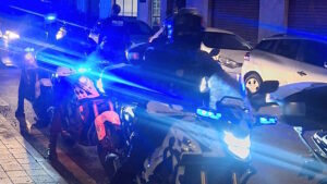 Agentes de polic&iacute;a en motocicletas durante una intervenci&oacute;n en una carrera ilegal.