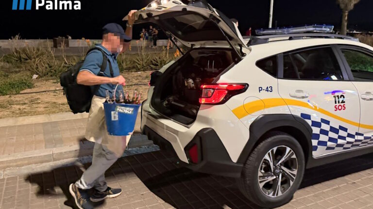 Polic&iacute;a Local interviniendo bebidas alcoh&oacute;licas en Playa de Palma