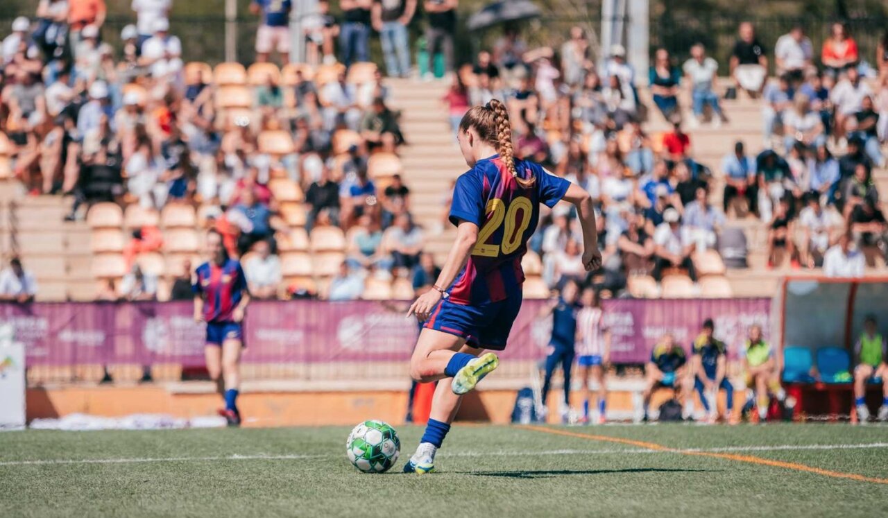 Jugadora de f&uacute;tbol en acci&oacute;n durante el torneo en Mallorca