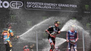 Izan Guevara celebrando su tercer lugar en el podio del GP de Catalunya 2026