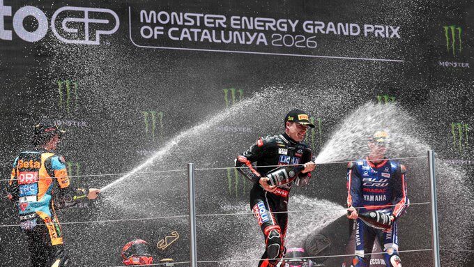 Izan Guevara celebrando su tercer lugar en el podio del GP de Catalunya 2026