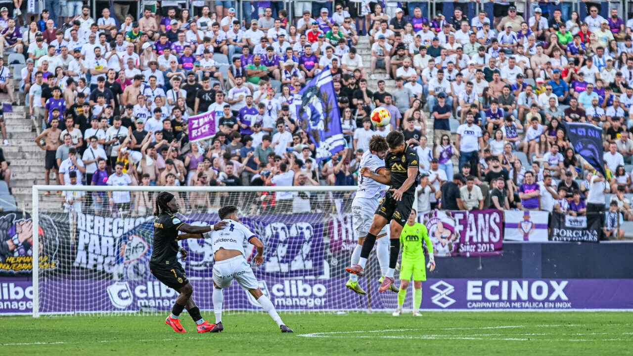 Jugadores en acci&oacute;n durante el playoff de ascenso entre Ja&eacute;n y Atl&eacute;tico Baleares