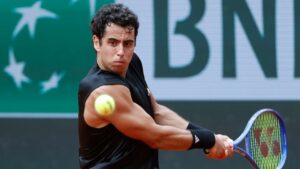 Jaume Munar golpeando una pelota de tenis durante un partido