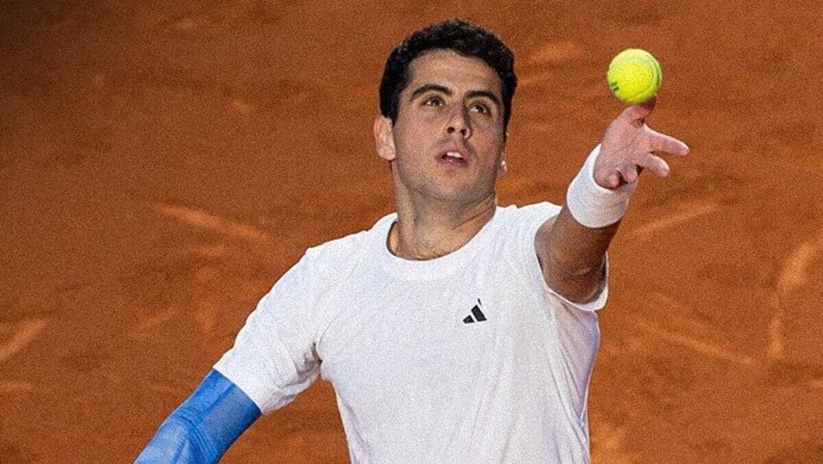 Jaume Munar lanzando una pelota de tenis en la cancha de tierra batida