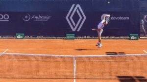 Jaume Munar realizando un saque durante el partido de tenis