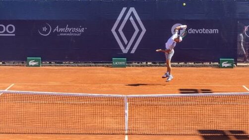 Jaume Munar realizando un saque durante el partido de tenis
