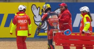 Joan Mir siendo atendido tras una ca&iacute;da en Le Mans 2026